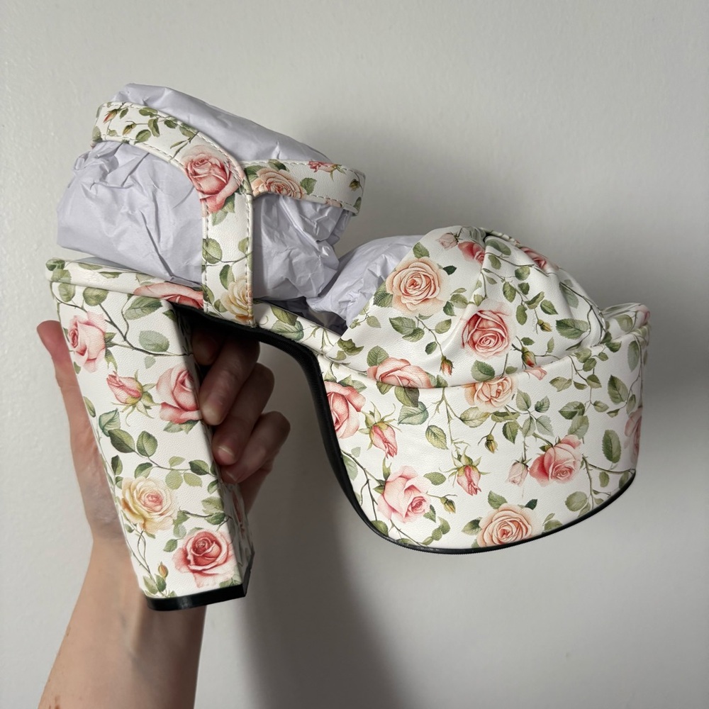 LOVE AT EVERY CORNER PLATFORM HEELS - FLORAL - Picture 2 of 5